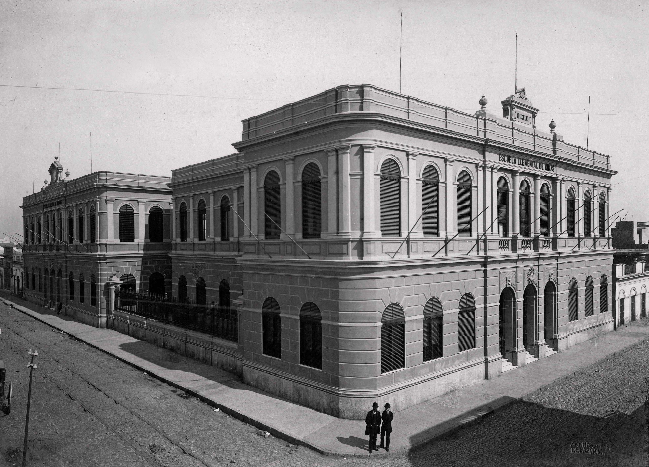 Escuela Onésimo Leguizamón. Av. Santa Fe y Paraná.