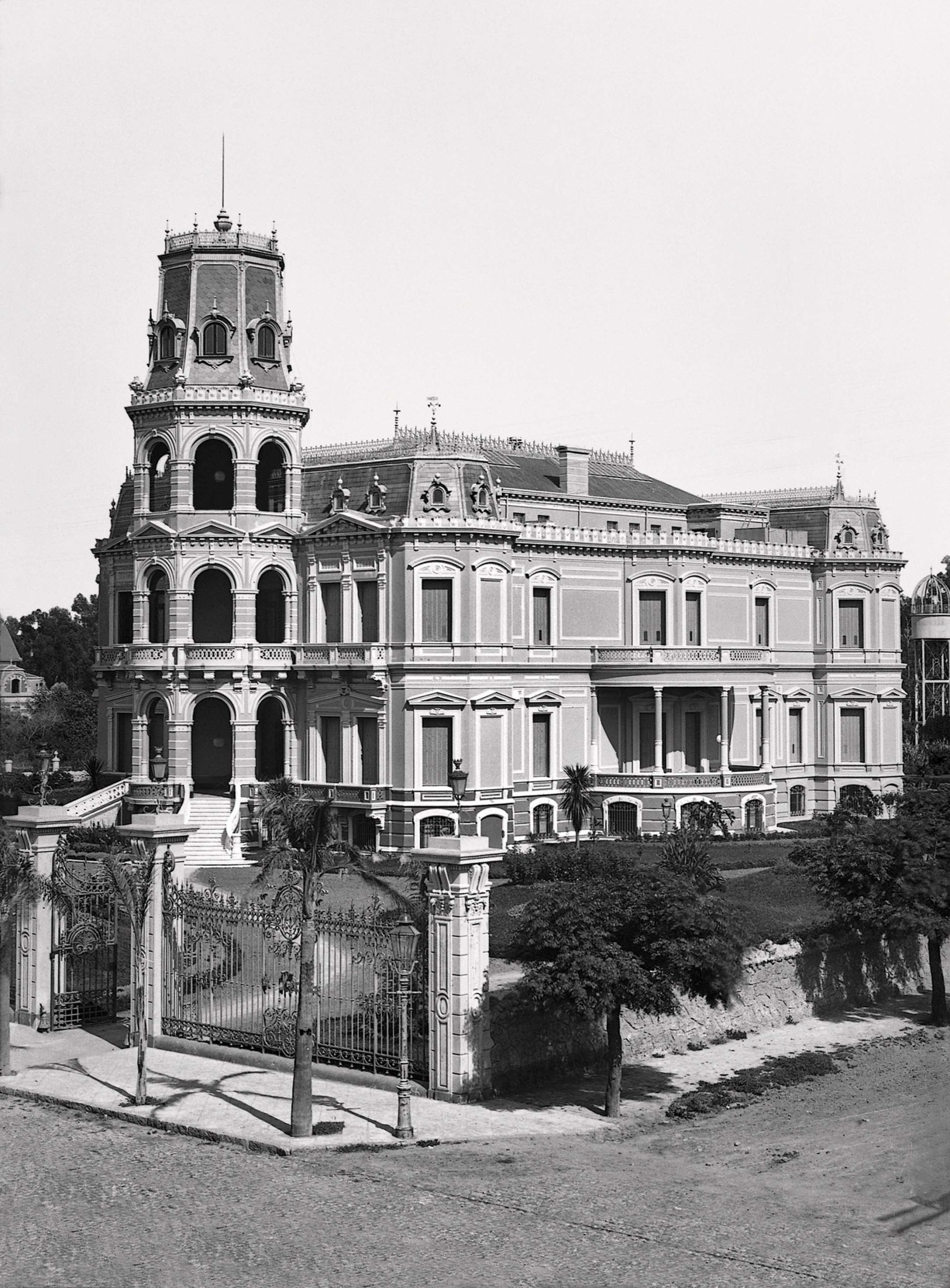 Miraflores, la residencia de Av. Rivadavia 6400 que Inés Indart legó a la rama Dorrego Ortiz Basualdo de su familia.