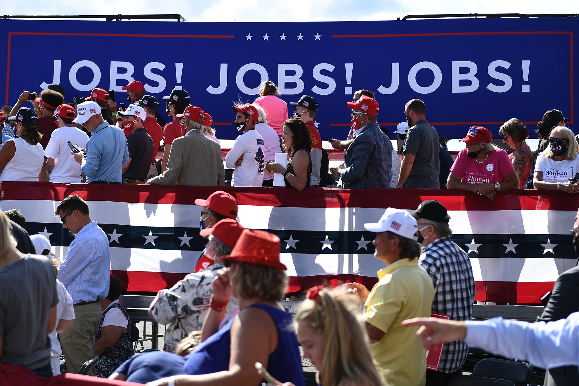 En esta foto de archivo tomada el 17 de agosto de 2020, los partidarios escuchan mientras el presidente de los Estados Unidos, Donald Trump, habla sobre la economía en un aeropuerto en Oshkosh, Wisconsin