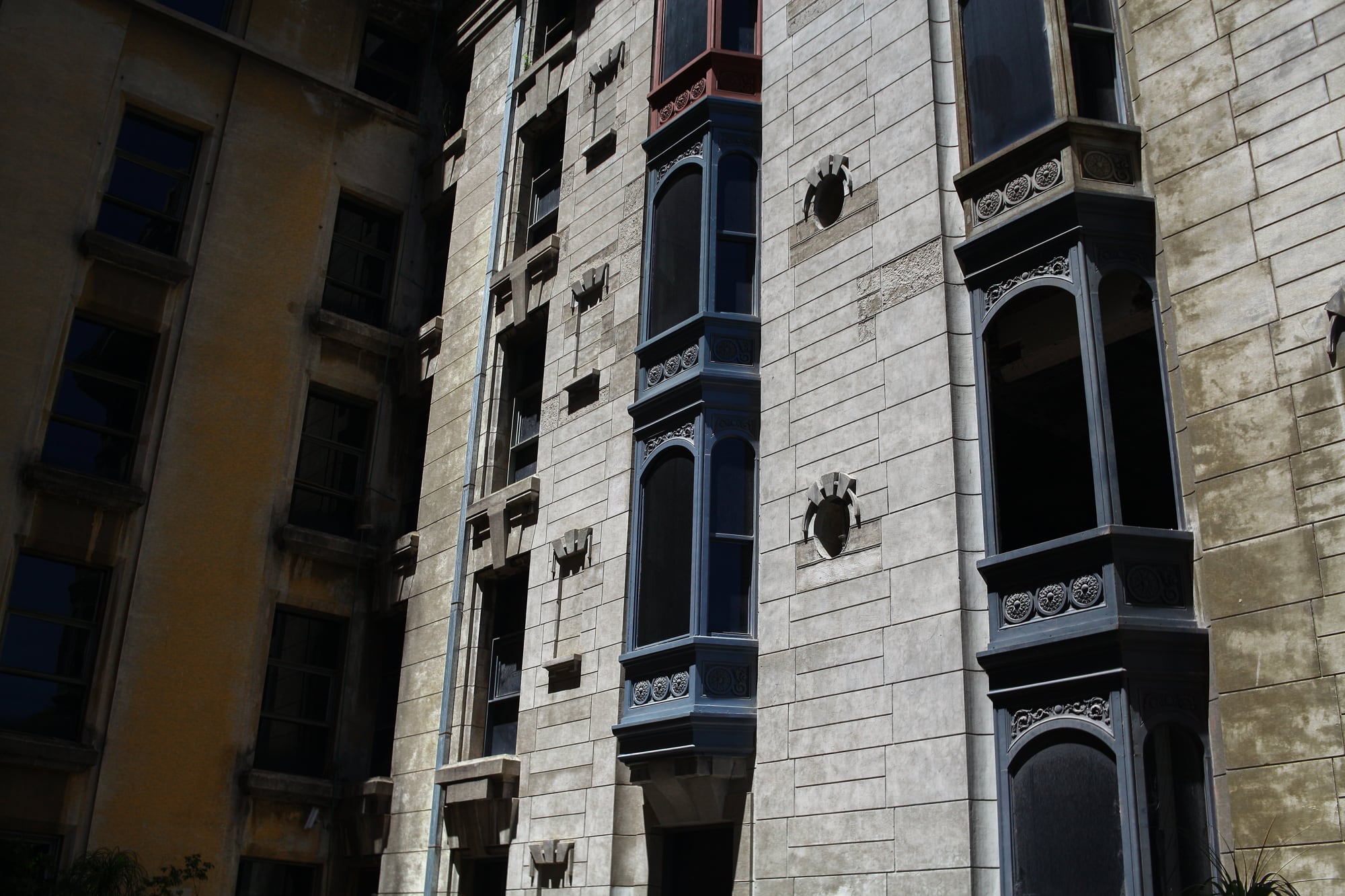 En el patio francés del hotel plaza se encuentran las características bay windows, que se están restaurando