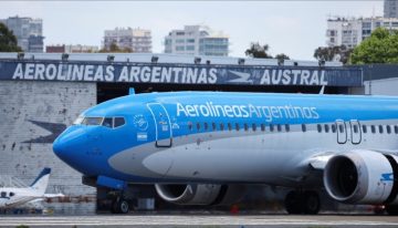 Aerolínea estatal de Argentina recorta personal, rutas y refrigerios ante posible venta