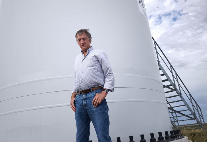 En el campo de Rojas Panelo, la empresa uruguaya solo hizo el estudio del viento y el proyecto. Una vez vendido a una empresa, paga un canon anual al dueño del campo, que aporta la superficie para la instalación