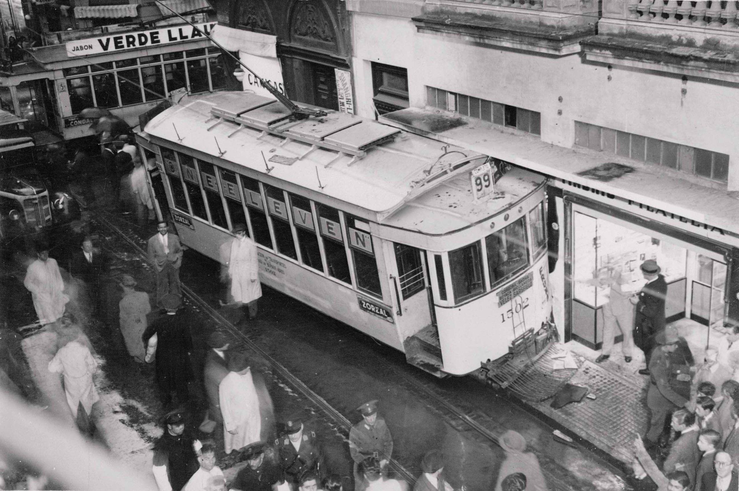 Accidente con un tranvía de la línea 99 en el centro porteño. 1943.