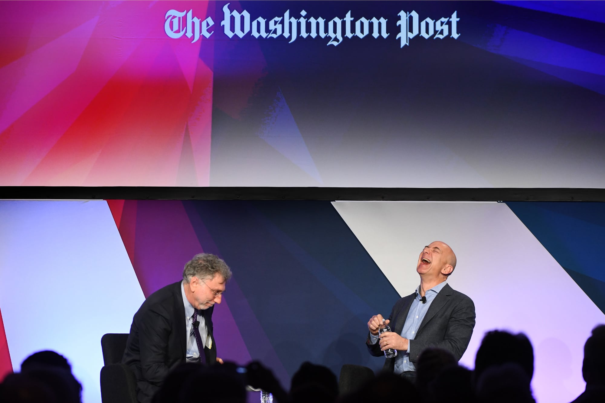 Martin Baron junto a Jeff Bezos, dueño de The Washington Post, durante una entrevista de 2016