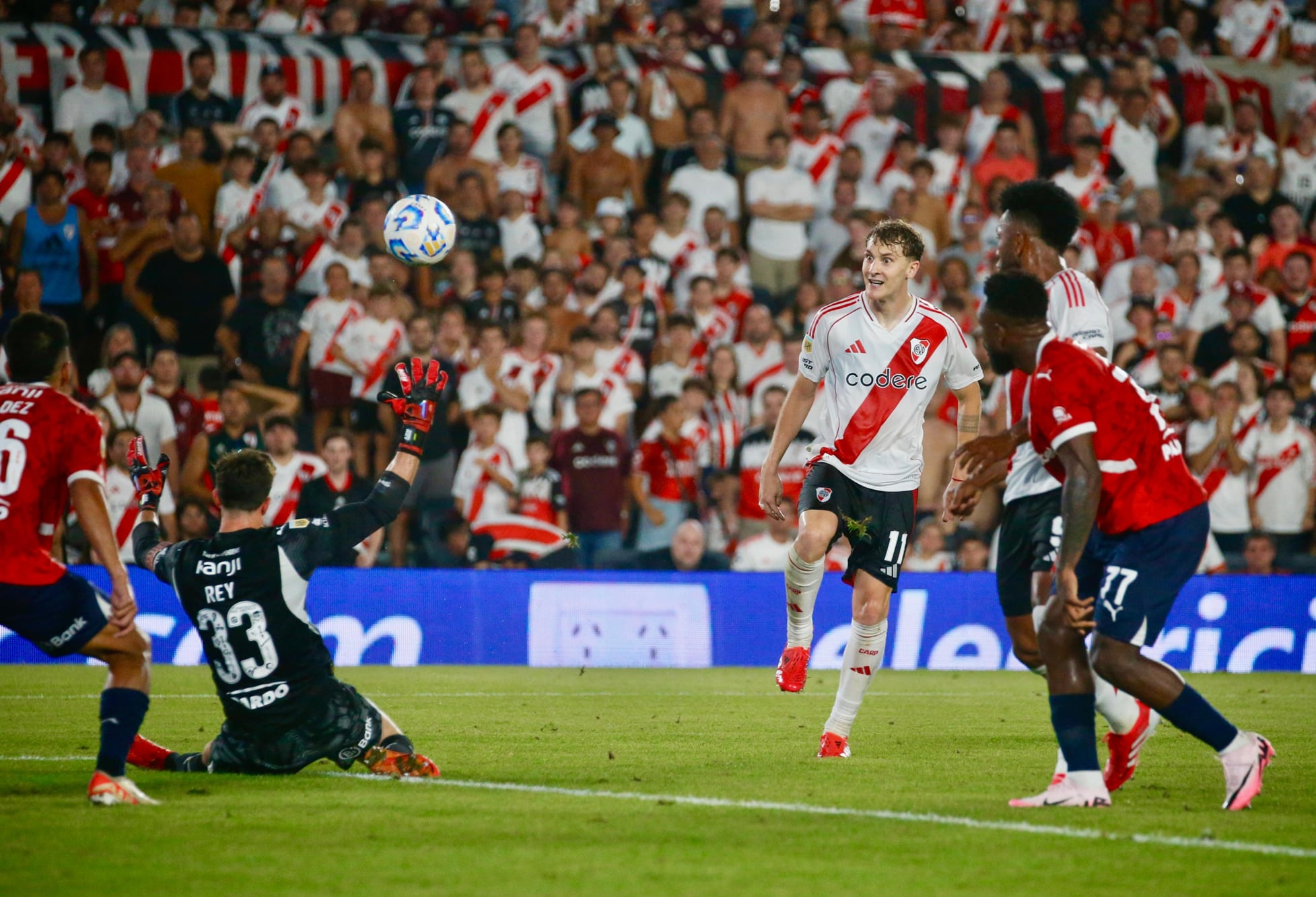 La gran definición de Facundo Colidio ante Rey para el 2-0 de River ante Independiente