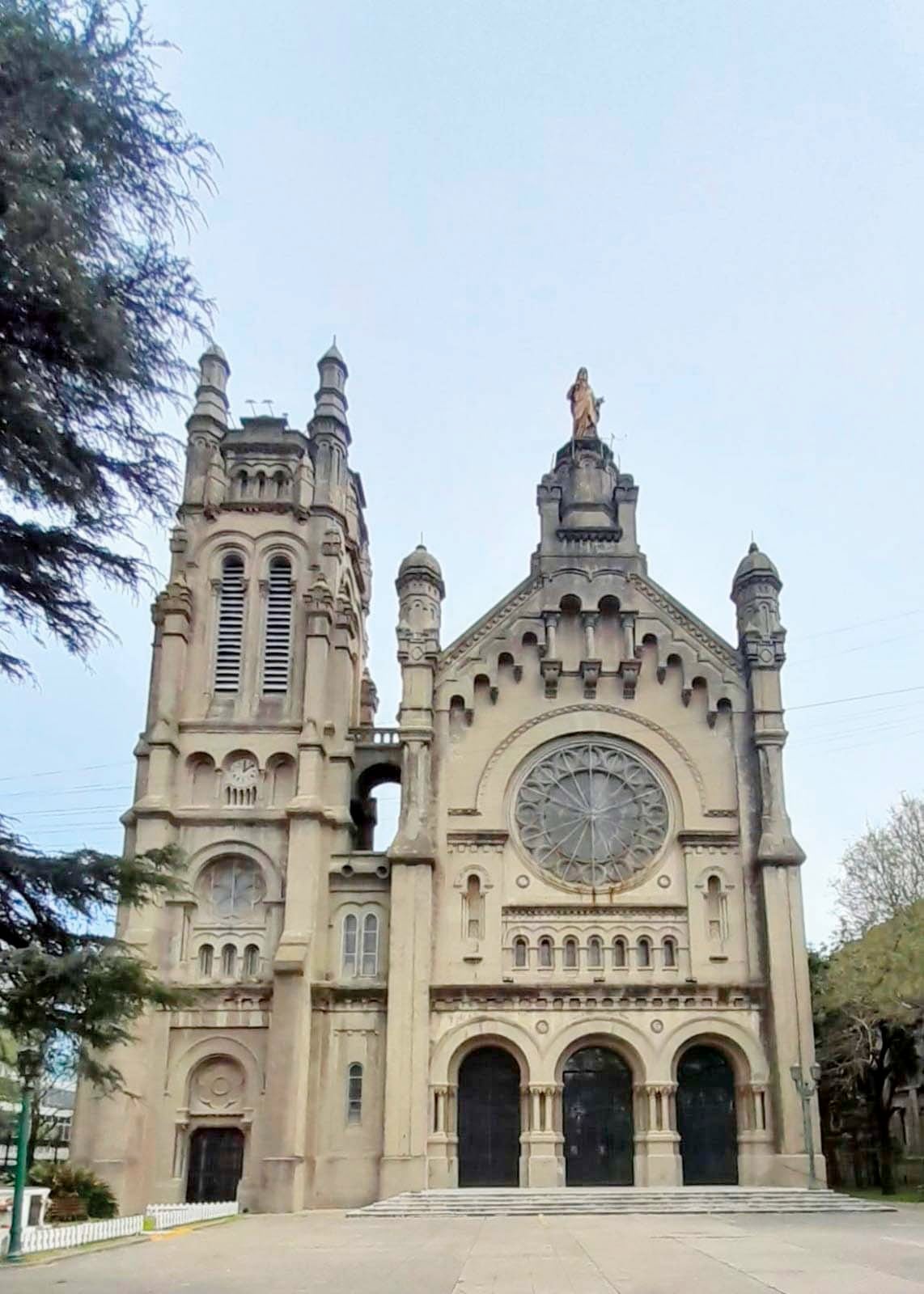 Av. Vélez Sarsfield 1351, Basílica Sagrado Corazón de Jesús