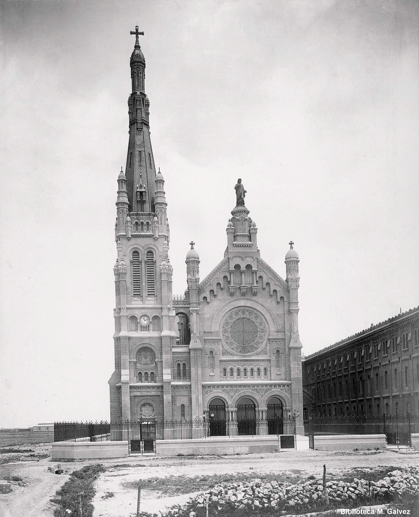 Av. Vélez Sarsfield 1351, Basílica Sagrado Corazón de Jesús