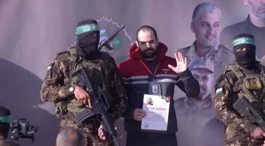 Video: así fue el momento en que Hamas liberó a Yarden Bibas, el papá de los nenes argentinos Ariel y Kfir