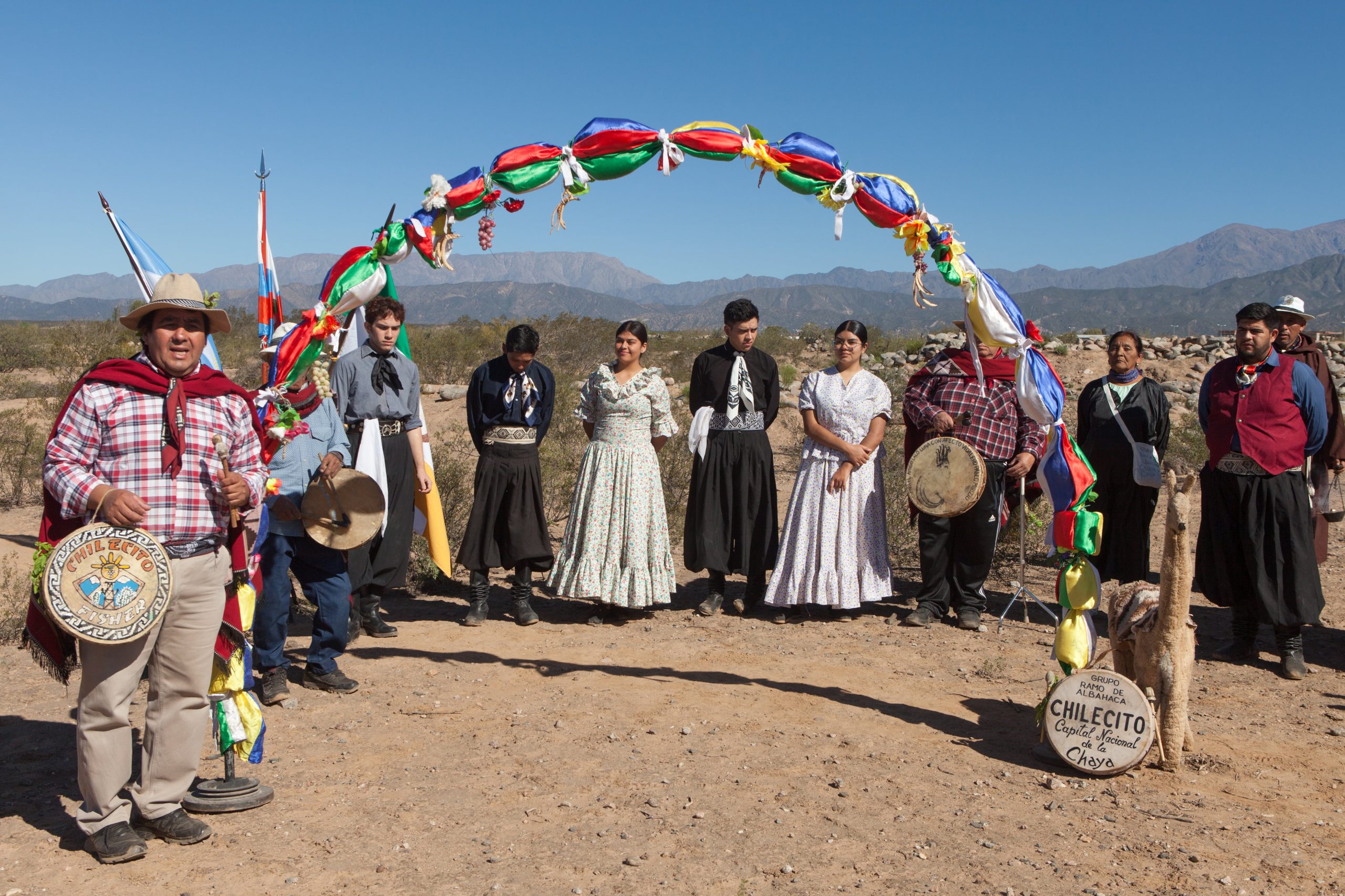 El grupo Ramo de Albahaca de Chilecito,reunido alrededor del arco Chayero.