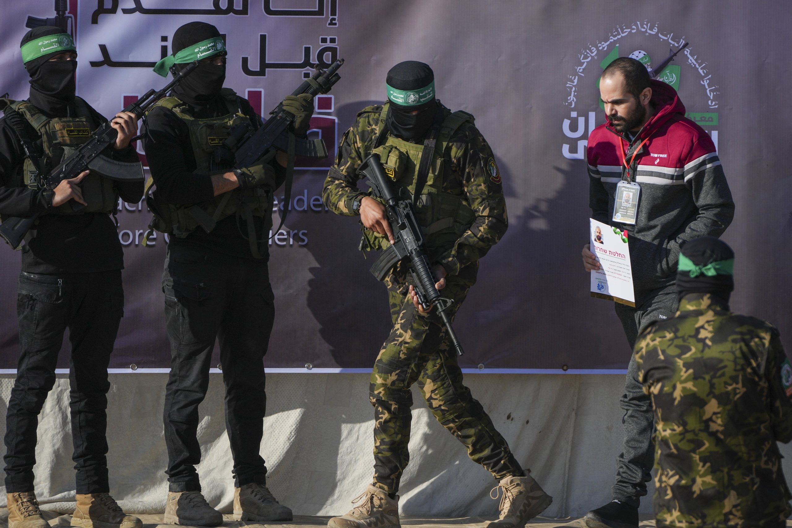 El israelí-argentino Yarden Bibas, de 34 años, es escoltado por terroristas de Hamas antes de ser entregado a la Cruz Roja en Khan Younis, en el sur de la Franja de Gaza, el sábado 1 de febrero de 2025