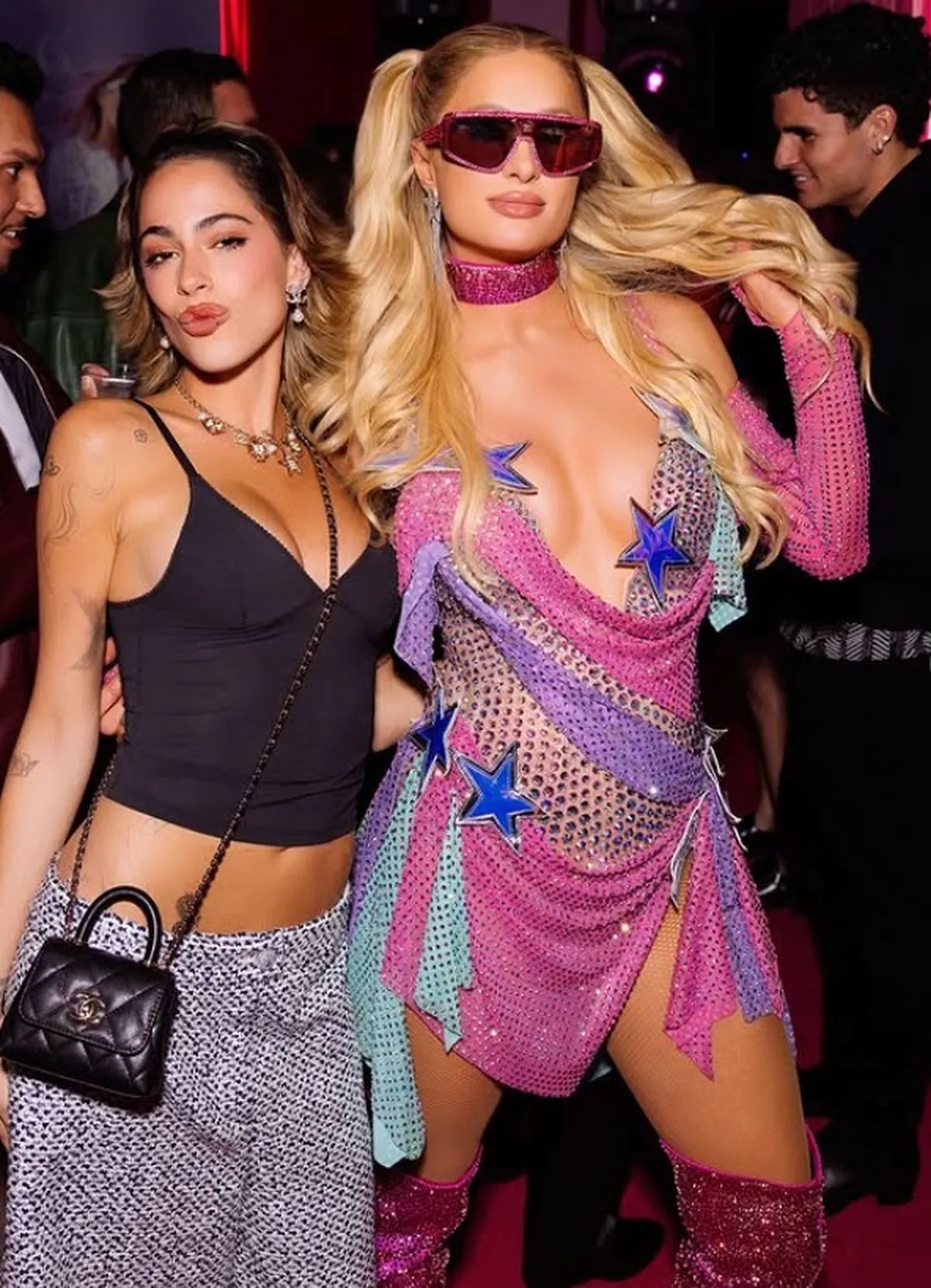 Tini Stoessel con look Y2K y complementos Chanel en el cumpleaños de Paris Hilton. (Foto: Instagram/@parishilton)