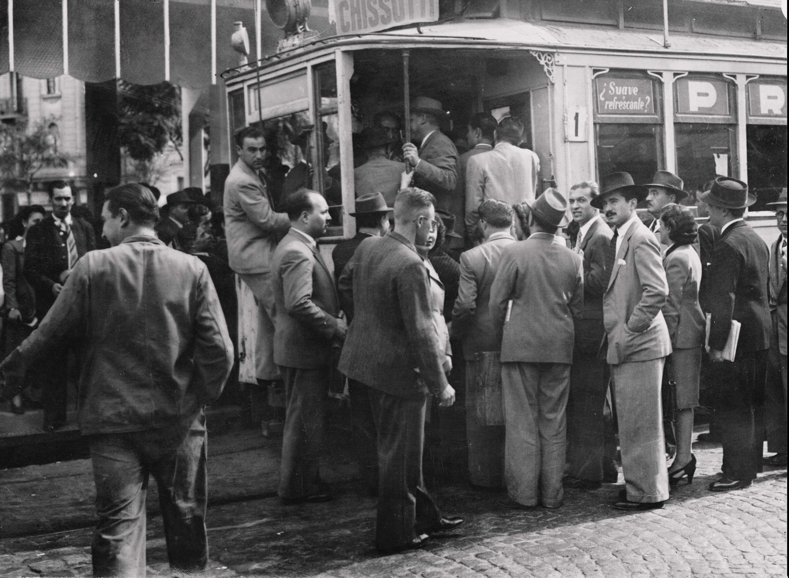 La línea 1 saliendo de la plazoleta de Primera Junta hacia Liniers. 1941.