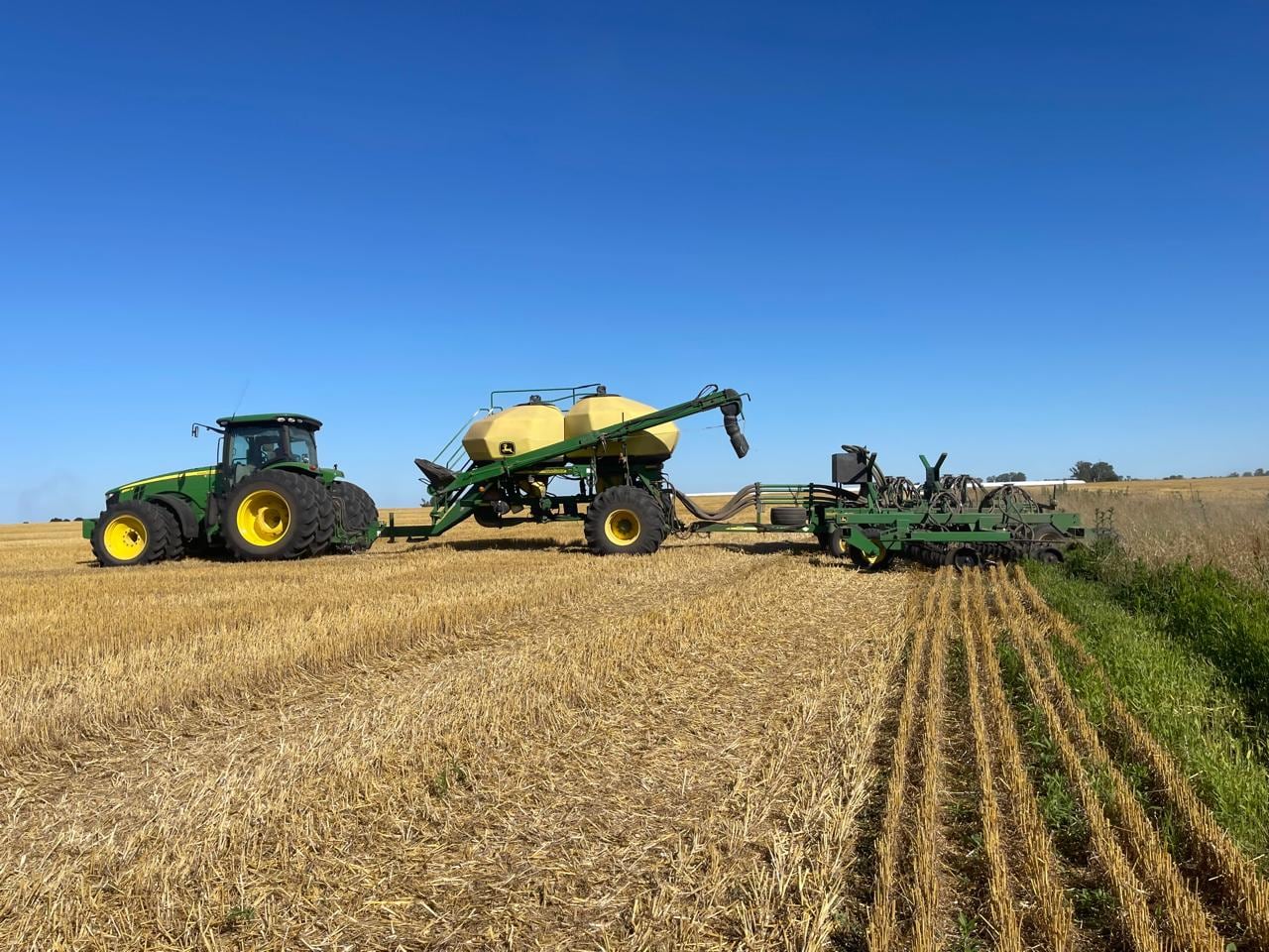 La empresa se basa en la agricultura y en la ganadería -con un 50% de la facturación de cada actividad como promedio- pero también se integró verticalmente con el local de carnes en la ciudad y con una planta de alimento balanceado, instalaciones de acopio, acondicionamiento de granos y clasificación de semillas