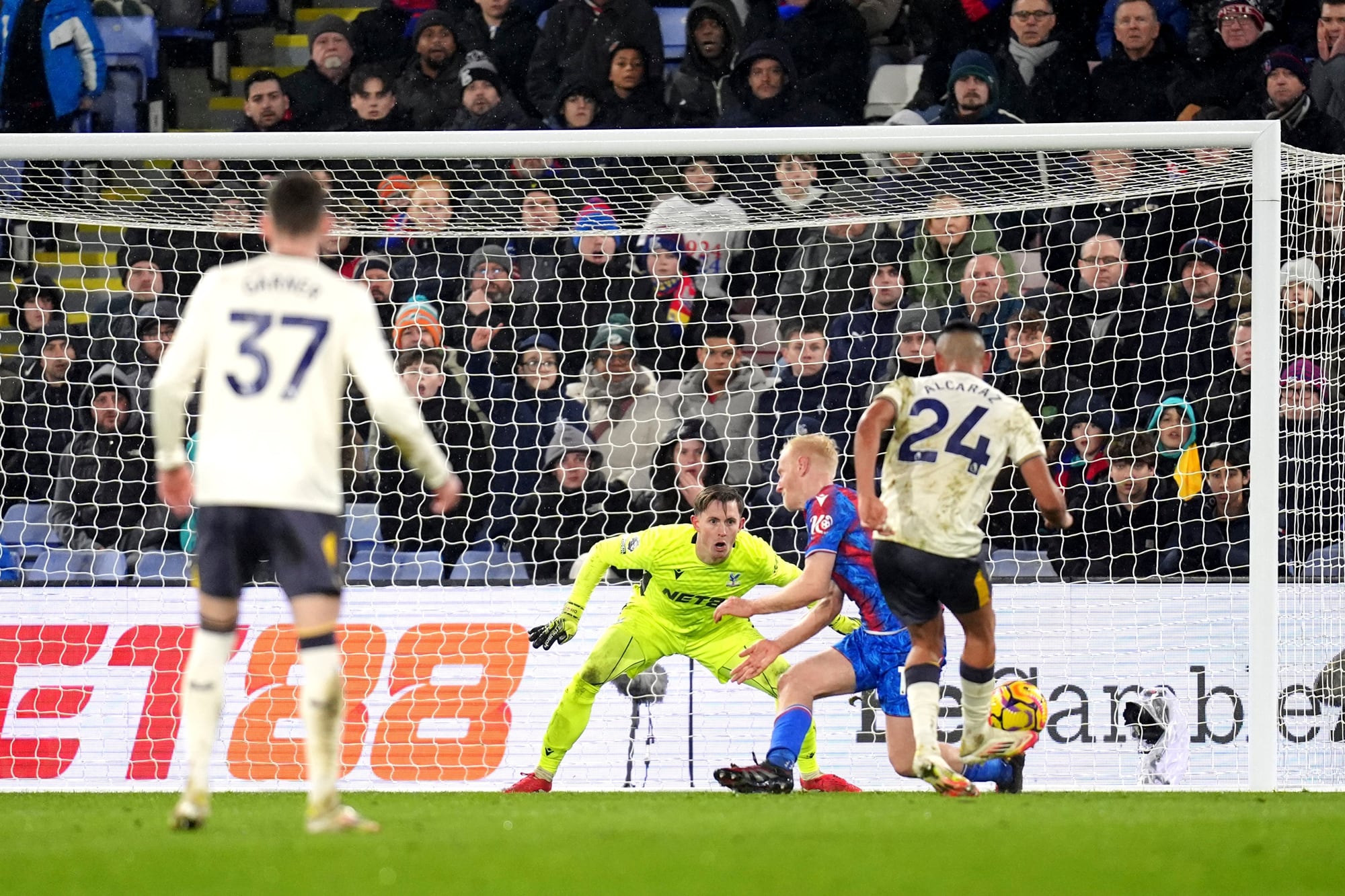 Tras el pase-gol, el pase a la red, después de algunos rebotes en el área; Alcaraz está con todo en su regreso a la Premier.