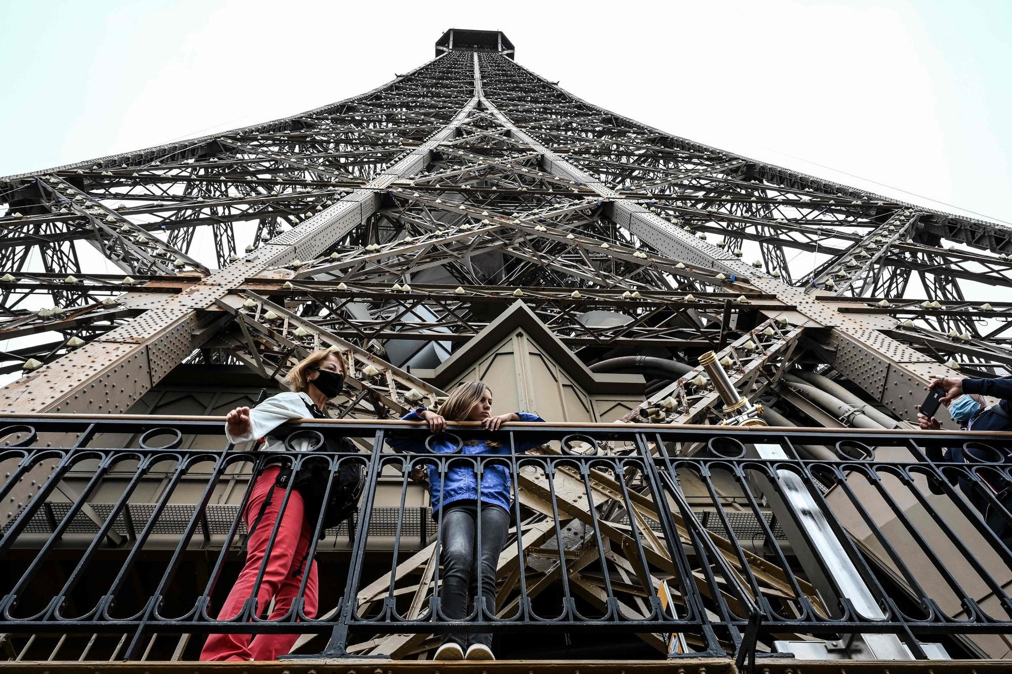 La Torre Eiffel, desde adentro.