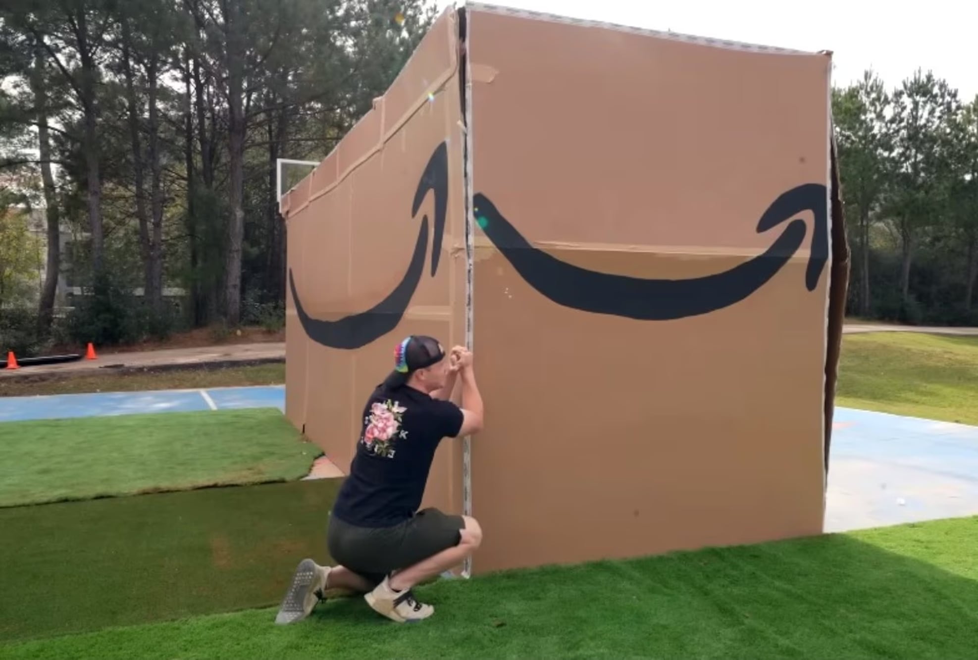 El youtuber Nathan Graham muestra el momento en que abre la caja de la minicasa comprada en Amazon, revelando todos los componentes del kit prefabricado y compartiendo su primera impresión con sus seguidores