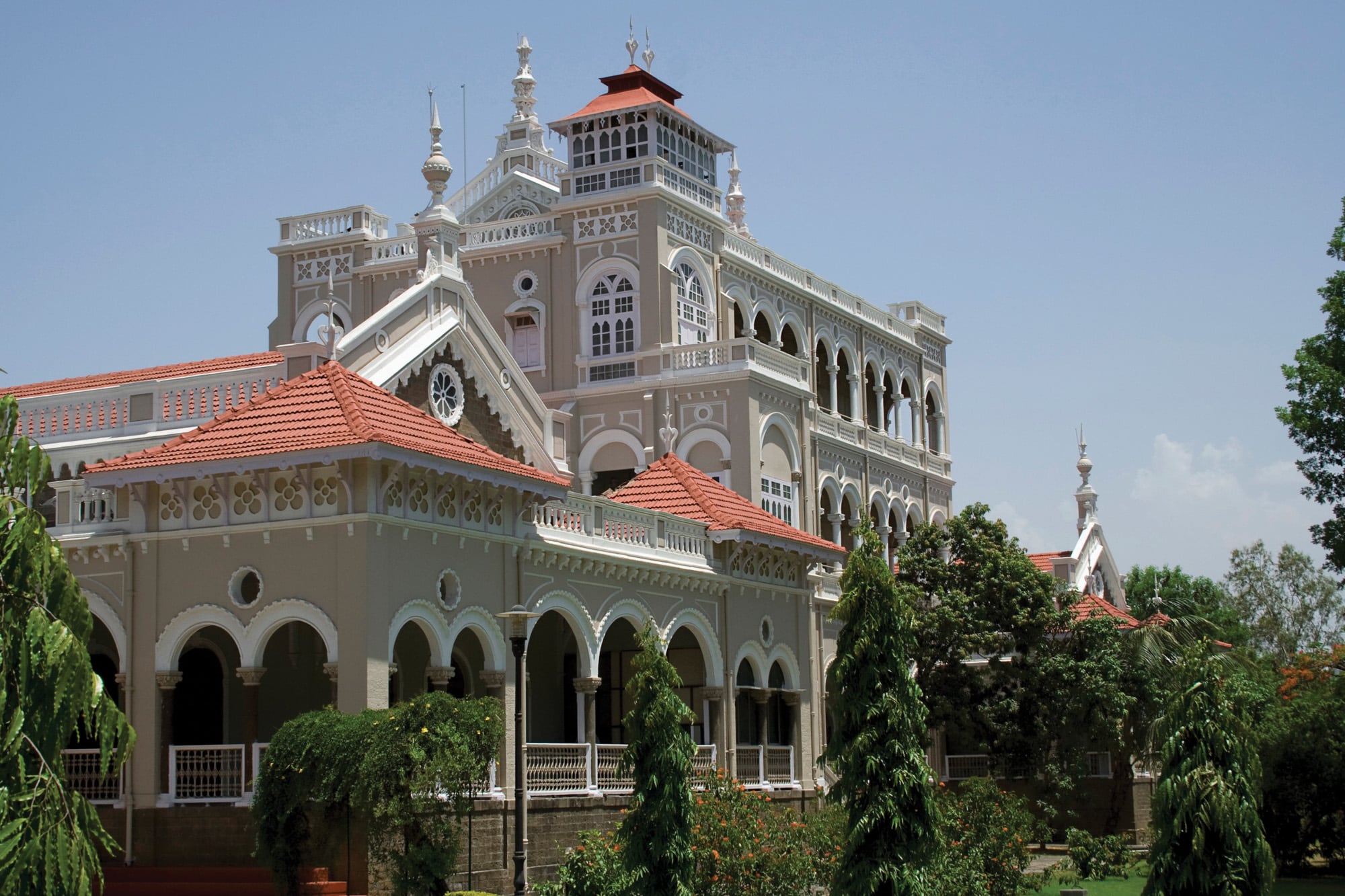 El palacio del Aga Khan está ubicado en Pune, India, y fue construido por el sultán Mohammed Shad en el año 1892.