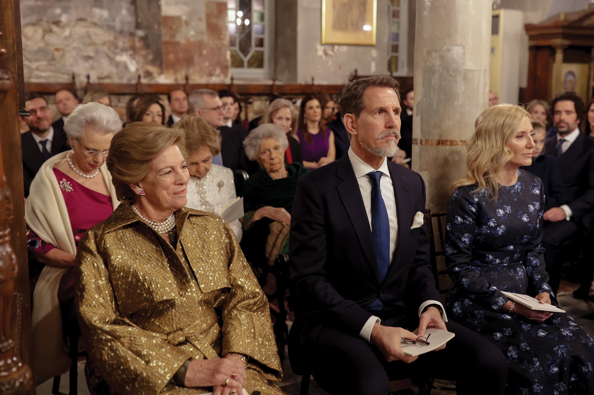 En la primera fila dentro de la iglesia, se ubicaron la reina Ana María –madre del novio– y el príncipe Pablo, cabeza de la familia real, junto a su mujer Marie Chantal. Detrás, la princesa Benedicta de Dinamarca, la reina emérita Sofía de España y su hermana, Irene.