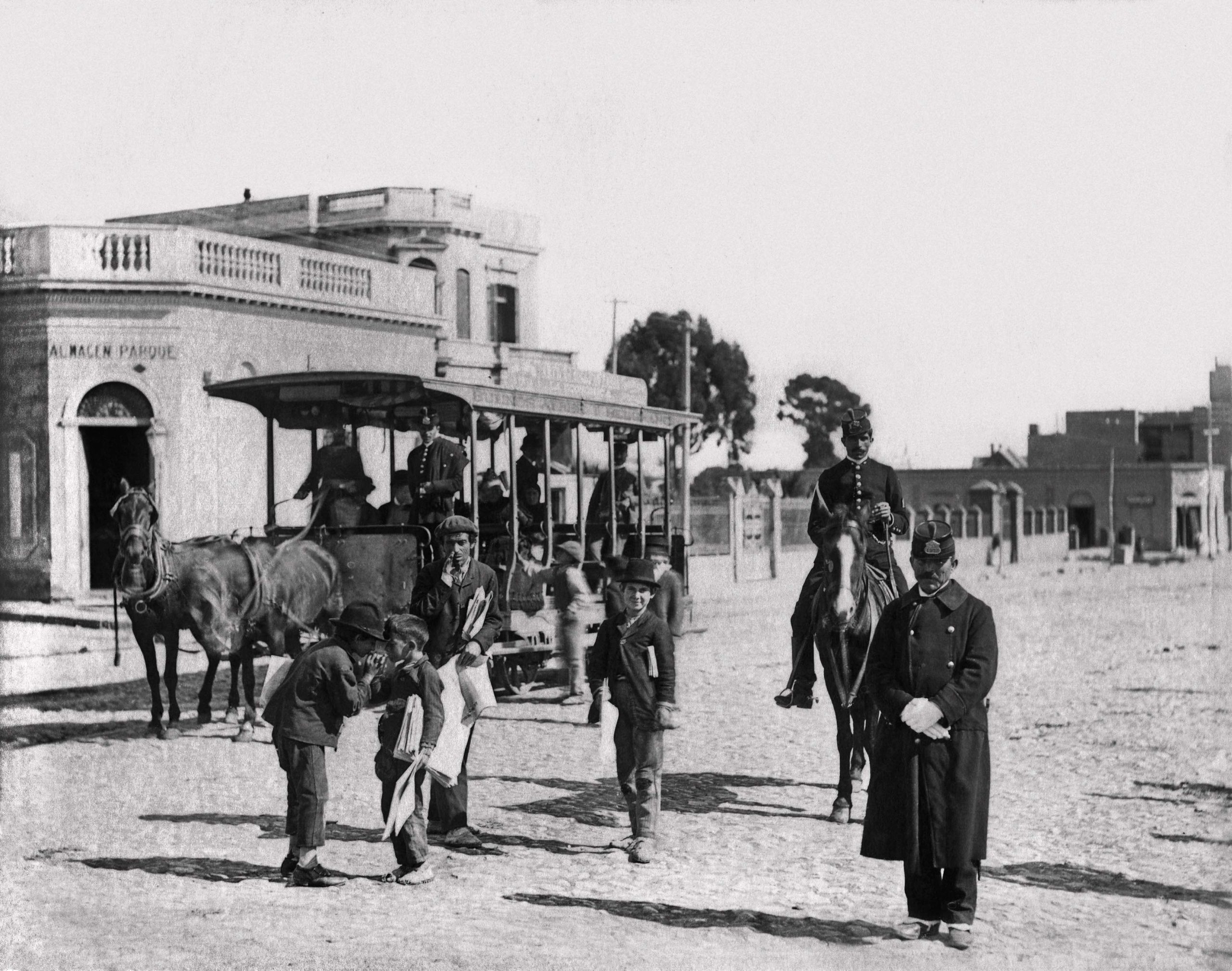 Coche abierto, llamado “jardinera” de la Cía de Tramways Bs As y Belgrano, ca. 1895.