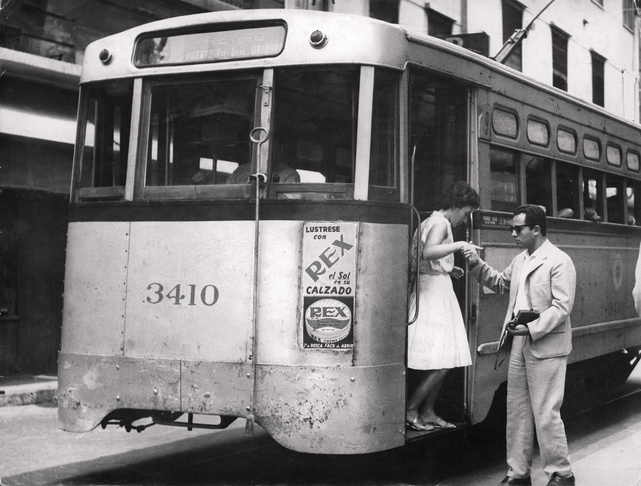 Tranvía modelo de Fabricaciones Militares, uno de los últimos que circuló por la ciudad, ca. 1960.