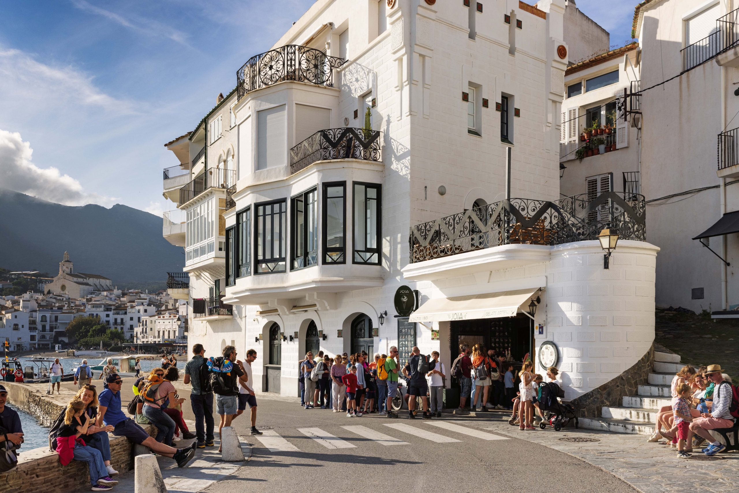 La heladería Joia, en Cadaqués, con sabores exóticos y preparación artesanal es la preferida de locales y turistas.