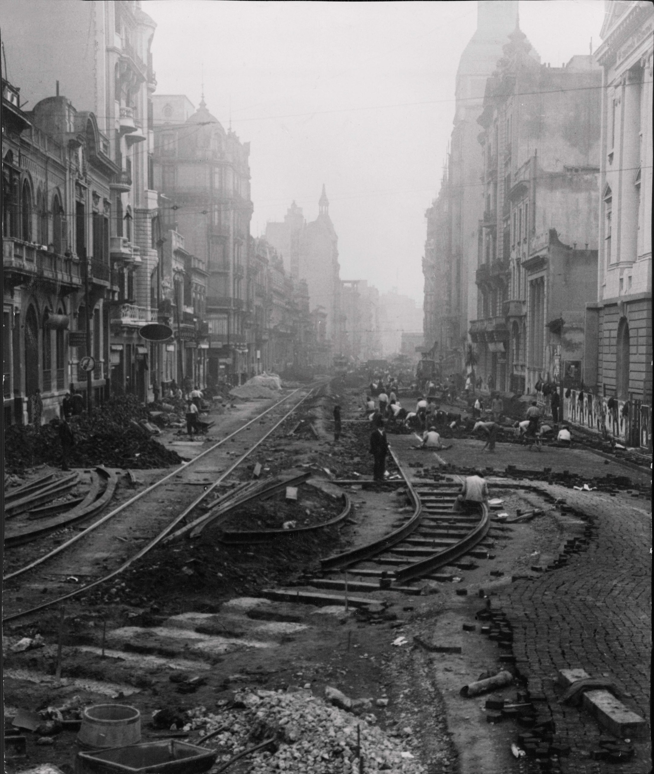 Tendido de las vías del tranvía en Av. Santa Fe y Cerrito. 1930.