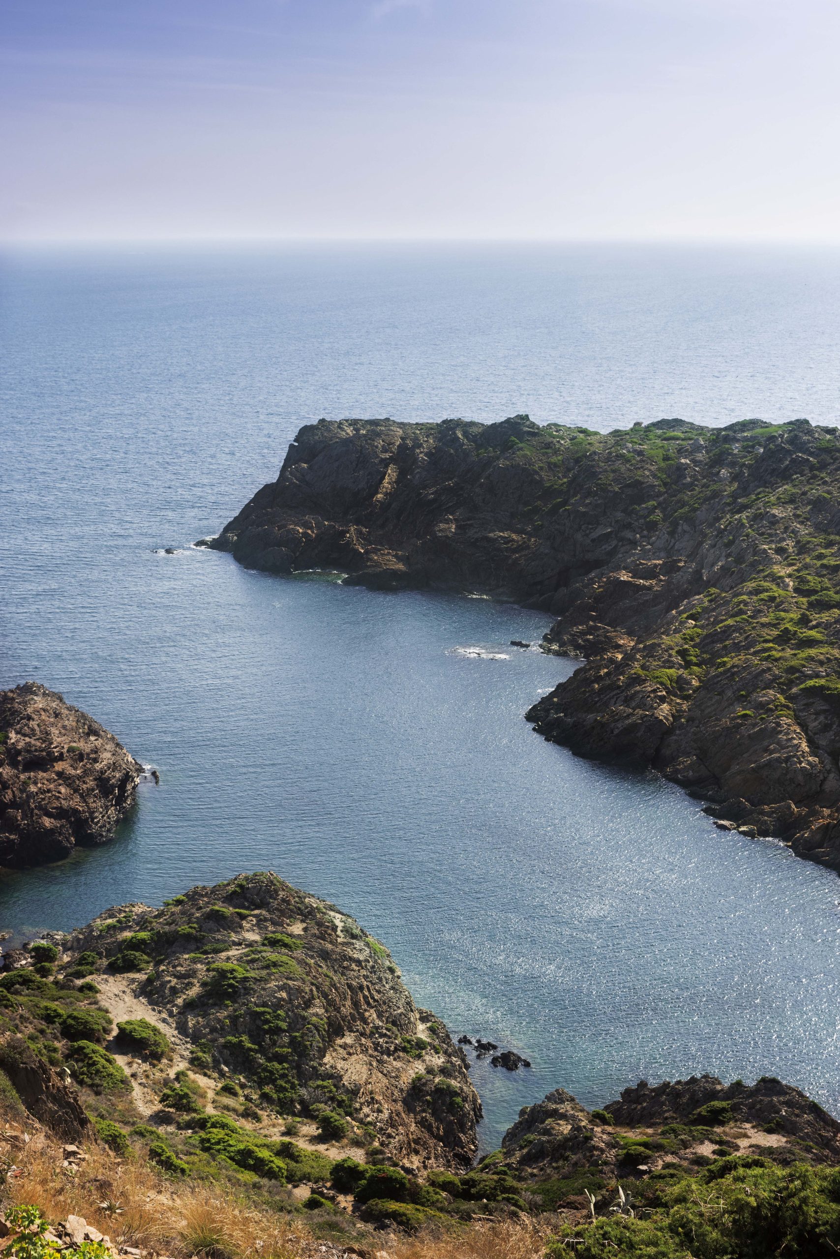 La geografía escarpada y rocosa frente al Mediterráneo.