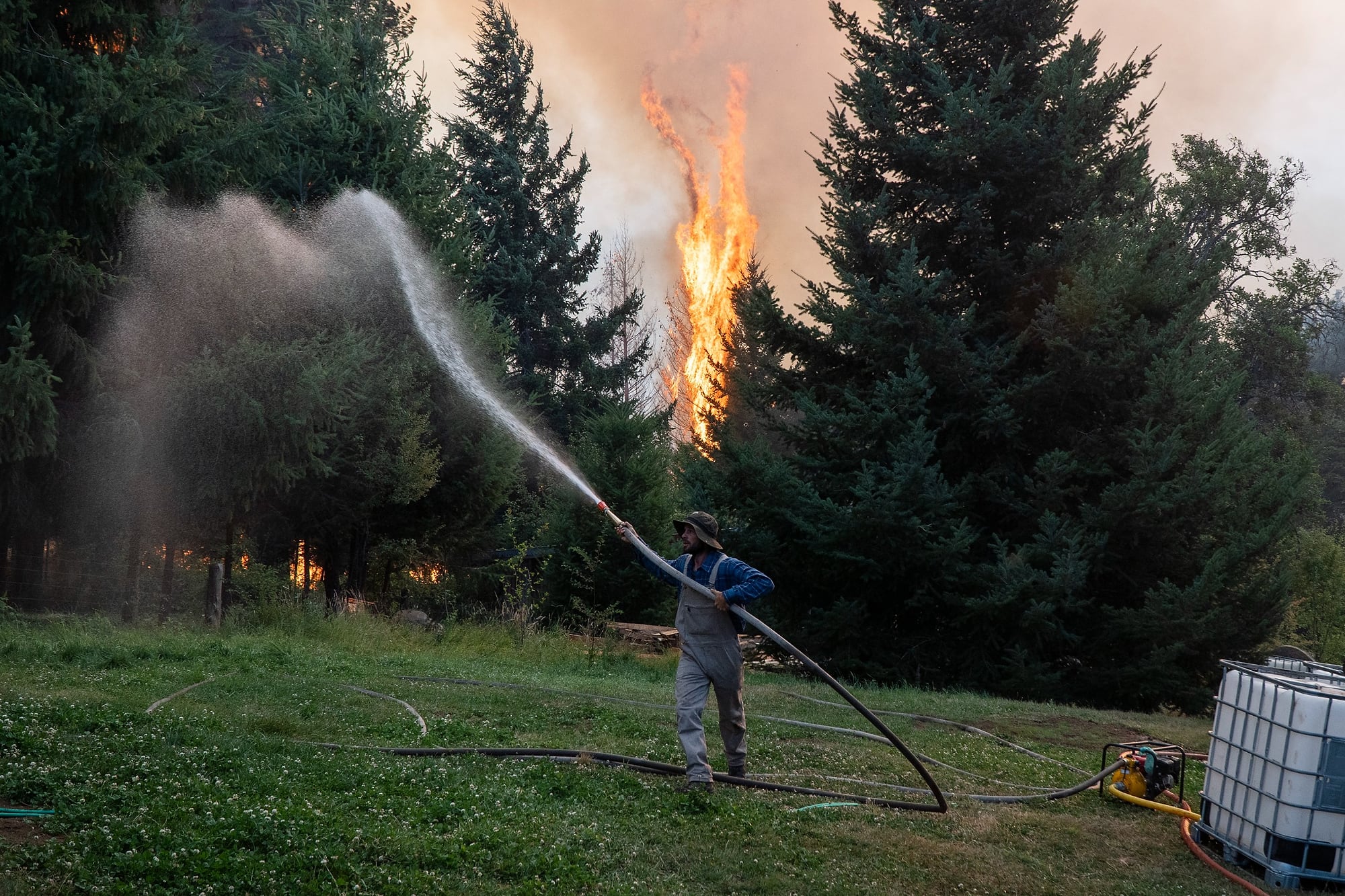 Bomberos y rescatistas trabajan incansablemente para controlar los incendios en El Bolsón