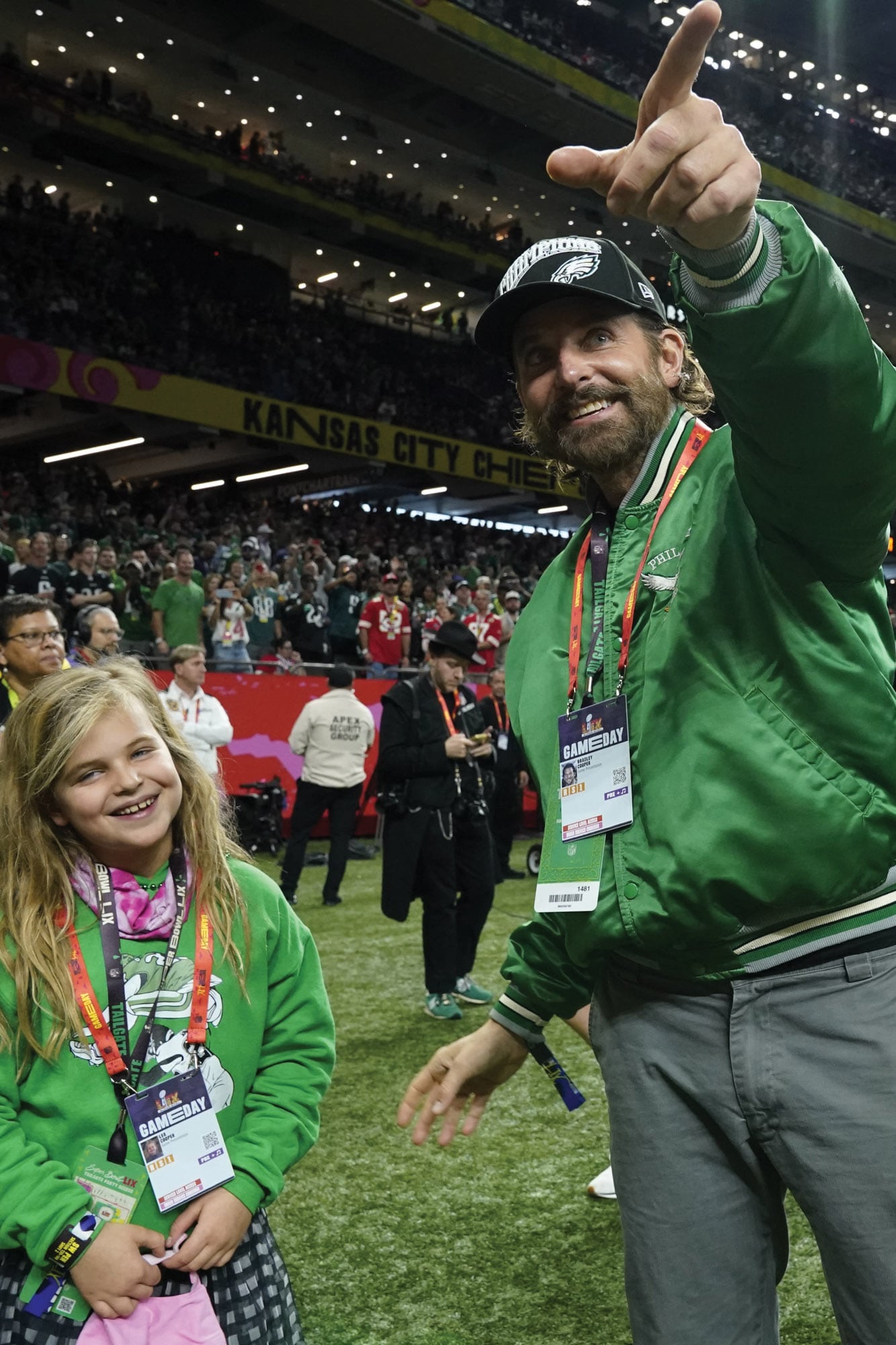 Bradley Cooper, aficionado de los Eagles, fue con su hija Lea De Seine, de 7 años, y fue el encargado de anunciar la entrada del equipo al campo.