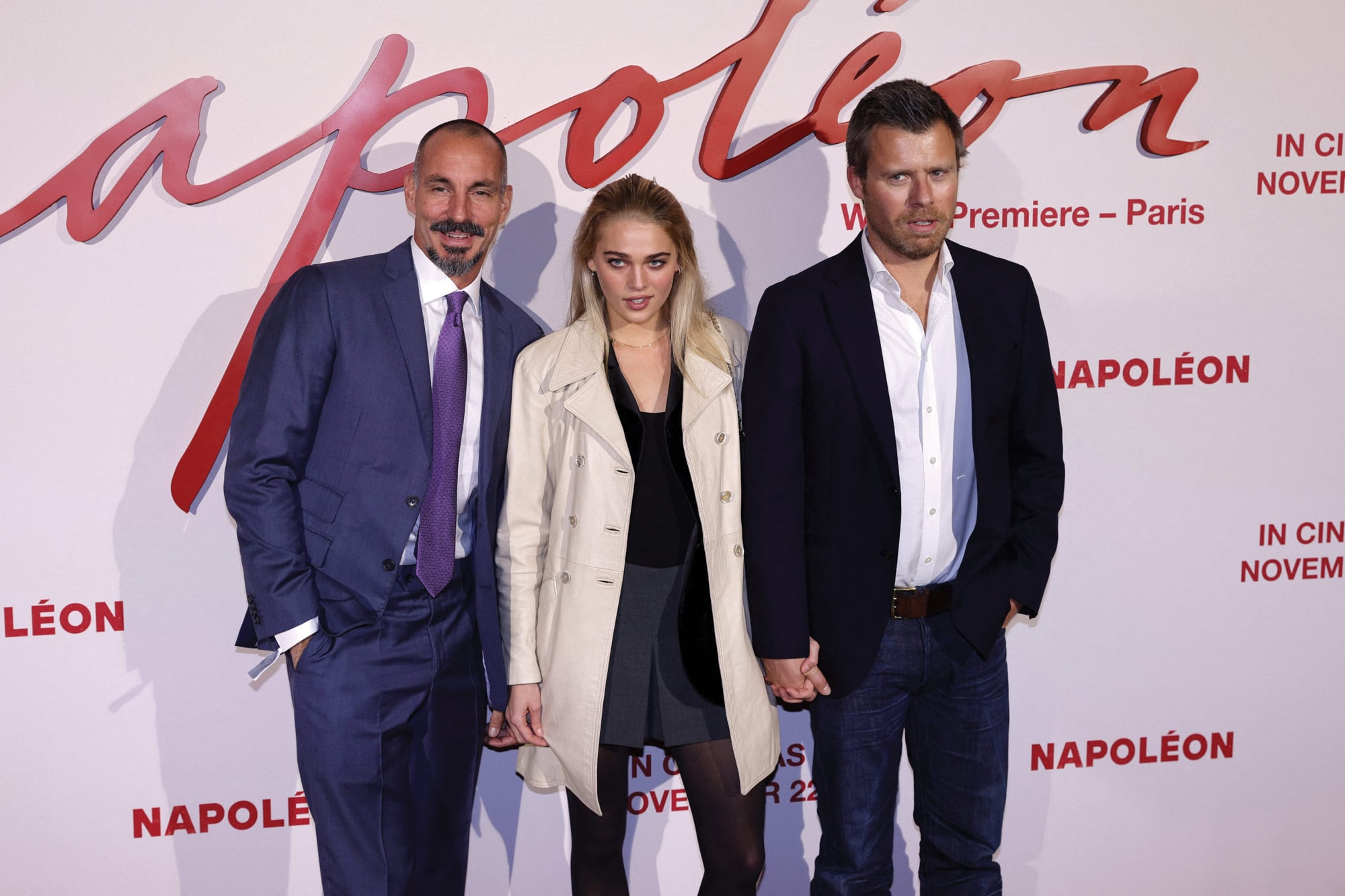 Rahim en el estreno de la película Napoleón, en París, en noviembre de 2023. Junto a él, el príncipe Joseph Wenzeslaus de Liechtenstein (otro rico heredero) y su pareja, Caroline Bernard.