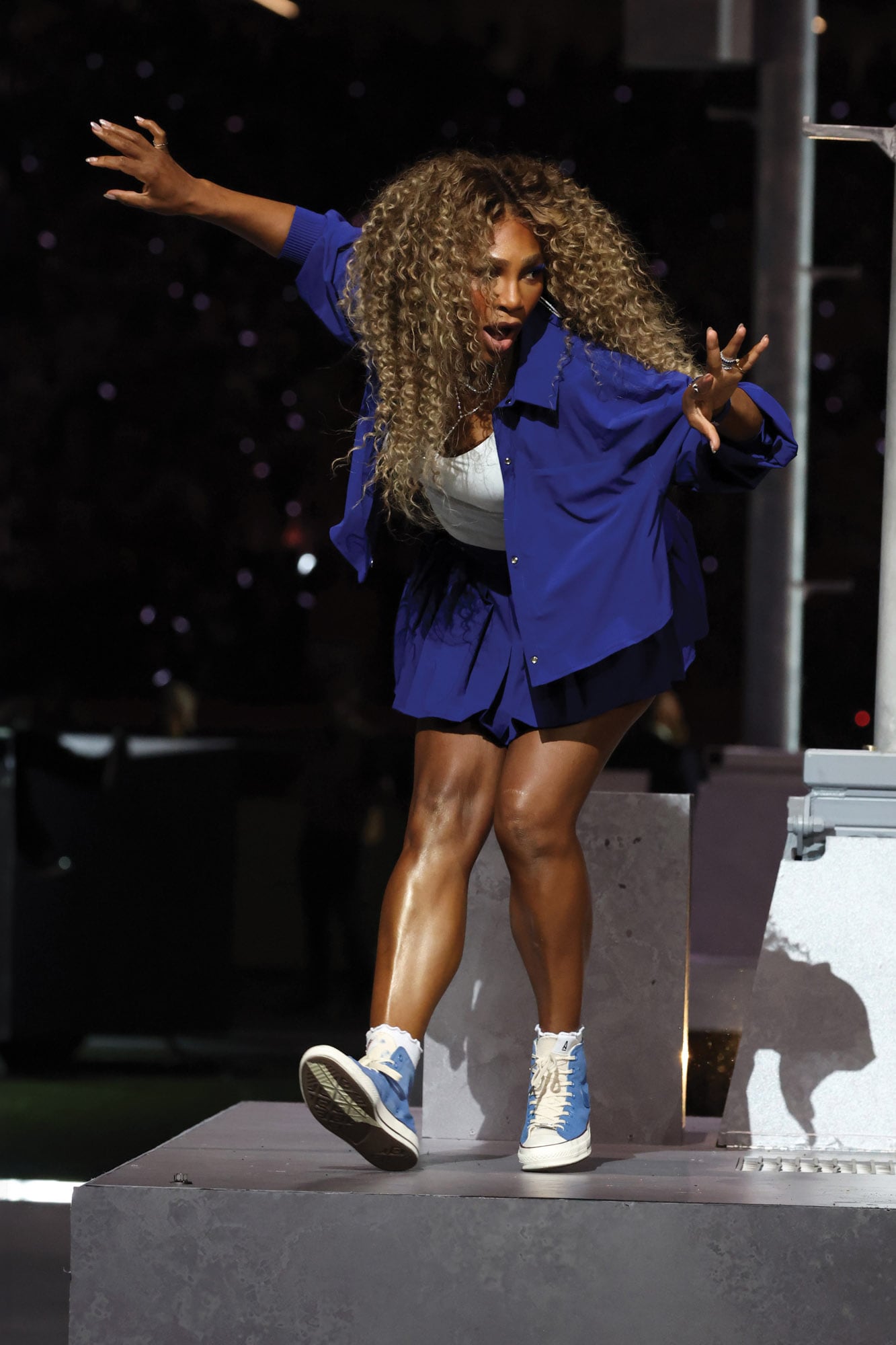 Serena Williams sorprendió a todos cuando apareció durante el show de Kendrick Lamar bailando con gran destreza los famosos pasos del Crip Walk.