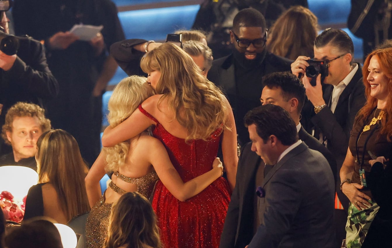 El abrazo entre Sabrina Carpenter y Taylor Swift en los premios Grammy. (Foto: EFE)