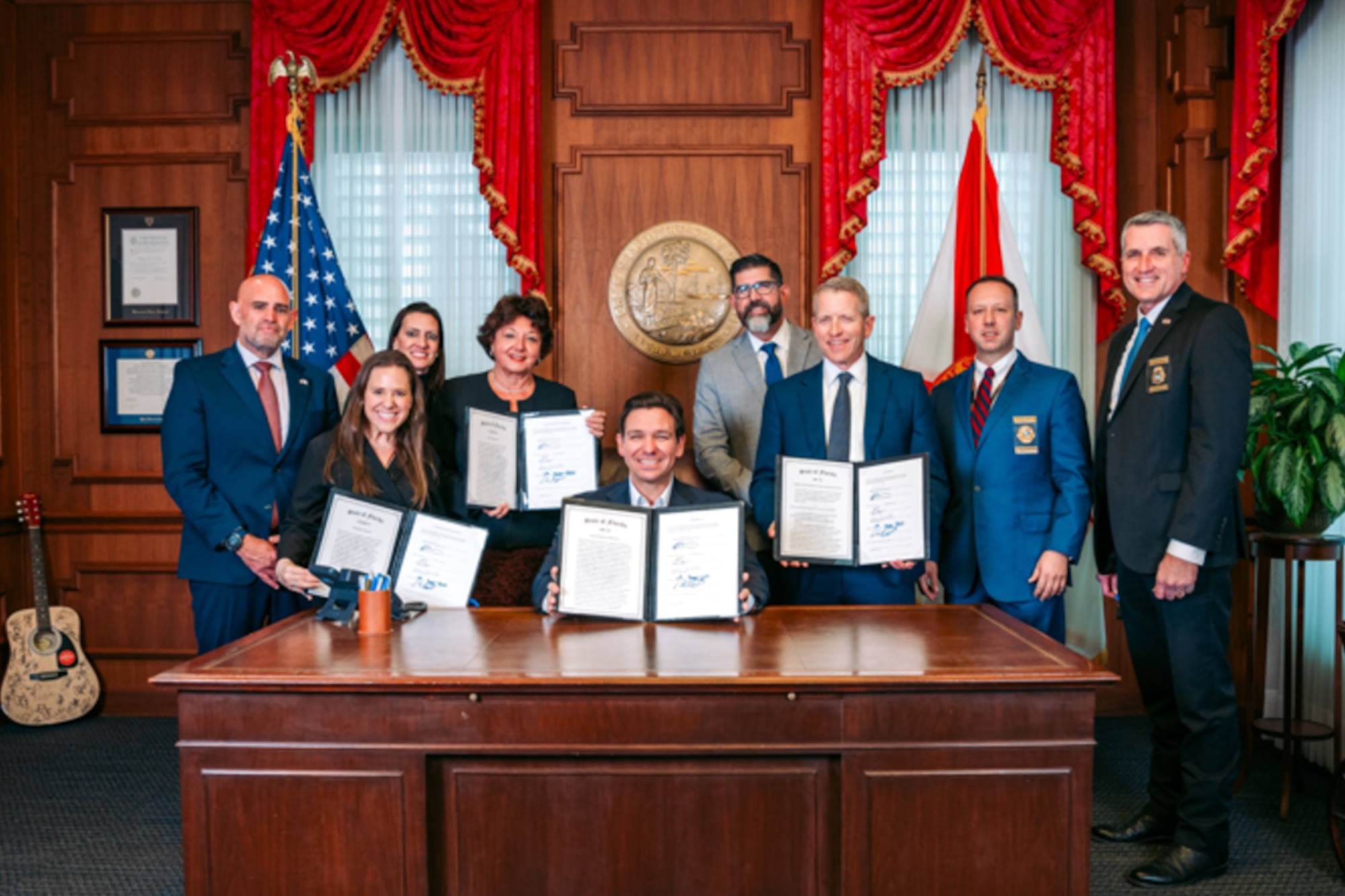 Ron DeSantis posa con sus legisladores aliados tras firmar las nuevas leyes de Florida