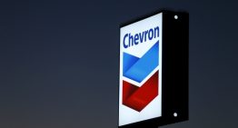 Crudo sube después de que Trump cancelara la licencia de Chevron en Venezuela