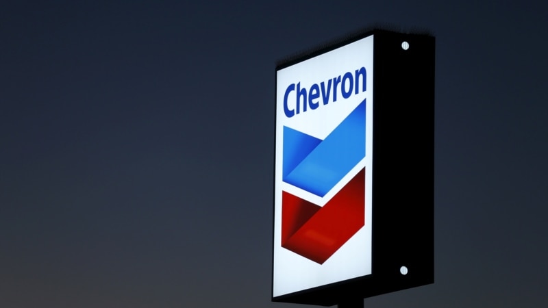 Crudo sube después de que Trump cancelara la licencia de Chevron en Venezuela