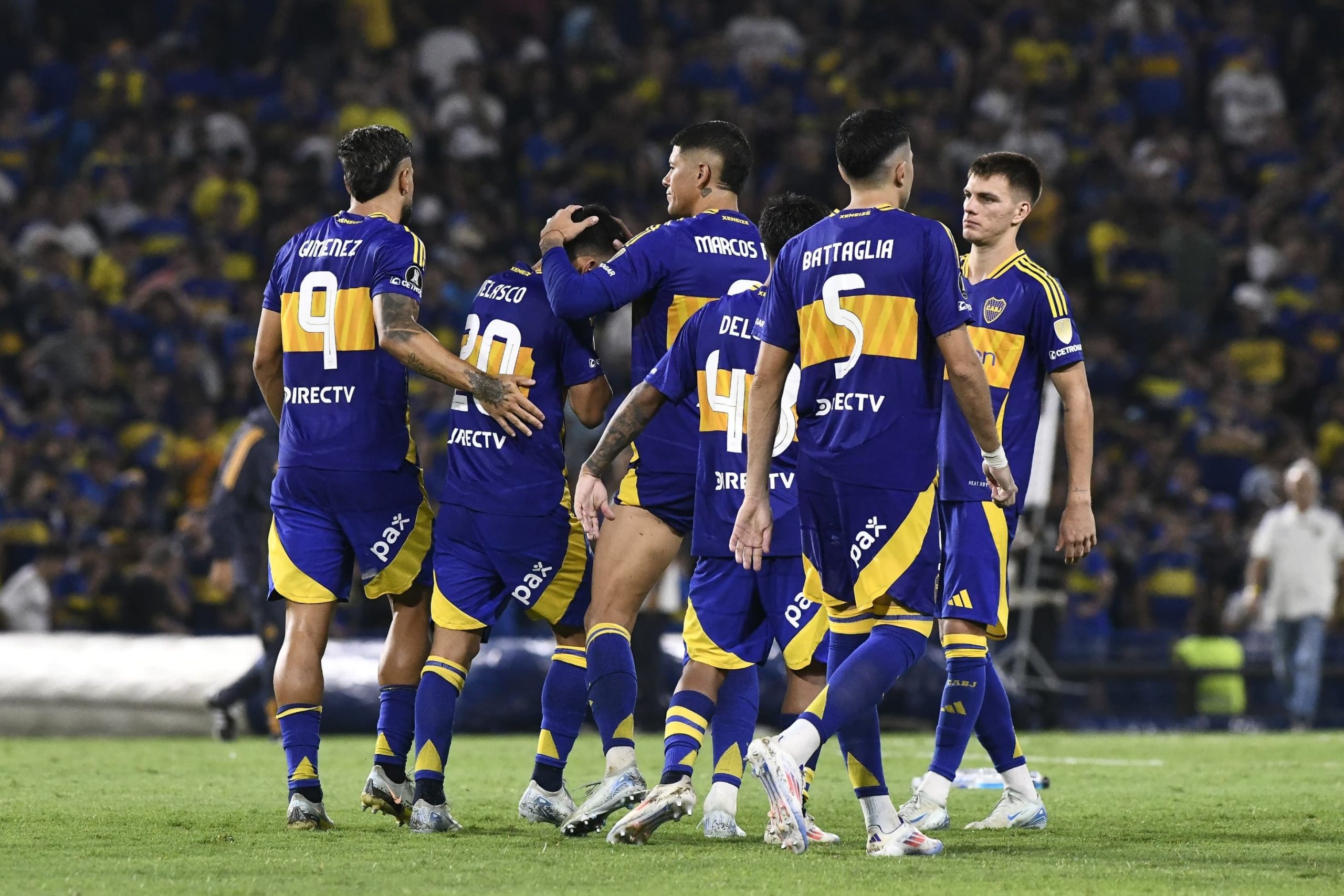 Los jugadores de Boca consuelan a Velasco, tras falla el penal decisivo ante Alianza Lima