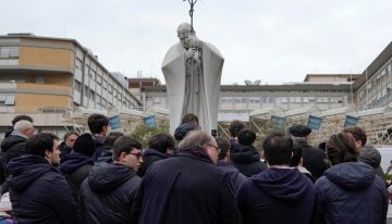 El Vaticano informó que el papa Francisco mostró una leve mejoría: “Descansó bien toda la noche”