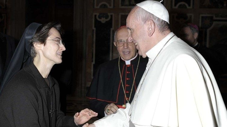 Raffaella Petrini, junto al papa Francisco