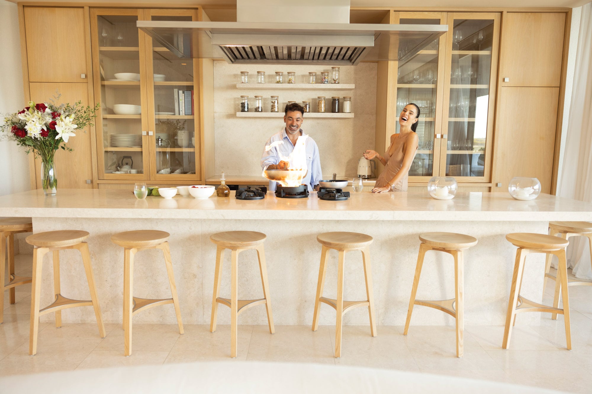 Frente a la divertida mirada de Guadalupe, “Pocho” cocina para su familia. 