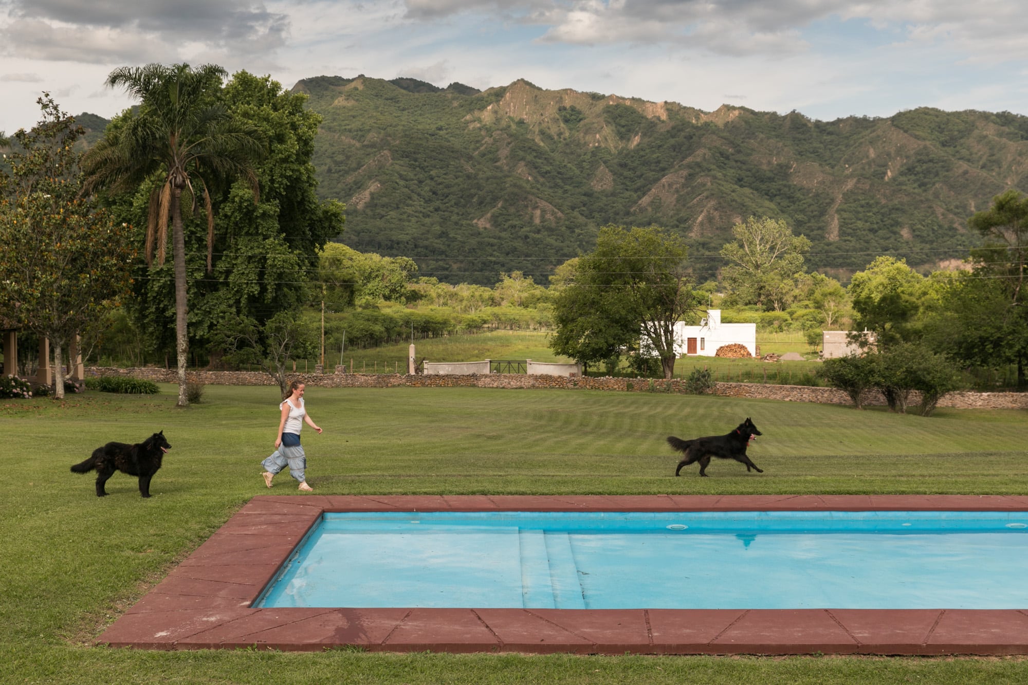 El parque con vista a los cerros tiene piscina y un arroyo con puente colgante.