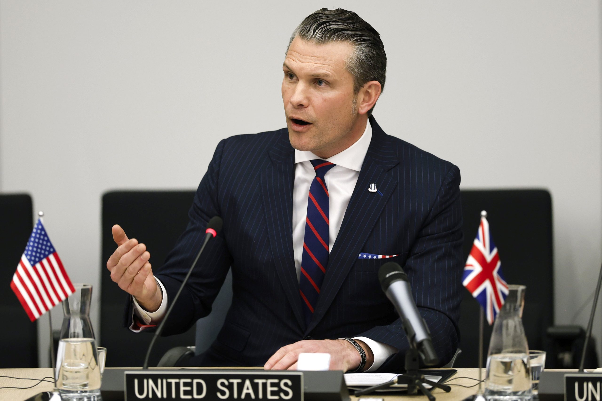 El secretario de Defensa de Estados Unidos, Pete Hegseth, habla durante una reunión del grupo de contacto de defensa de Ucrania en la sede de la OTAN en Bruselas, el miércoles 12 de febrero de 2025