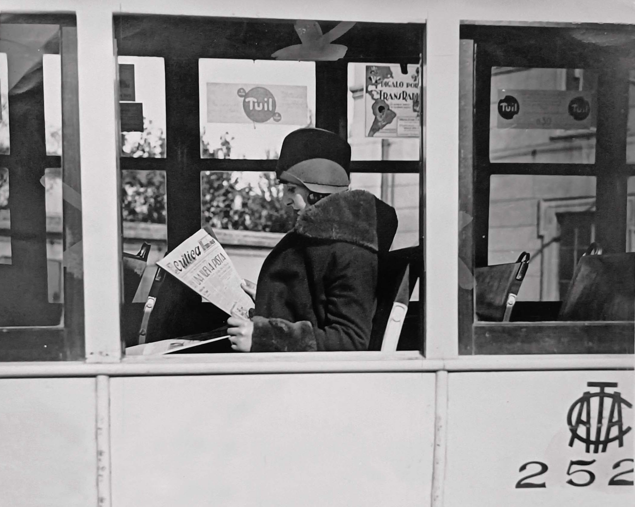 Pasajera lee el diario Crítica en un coche de la Cía. Anglo Argentina. 1927.