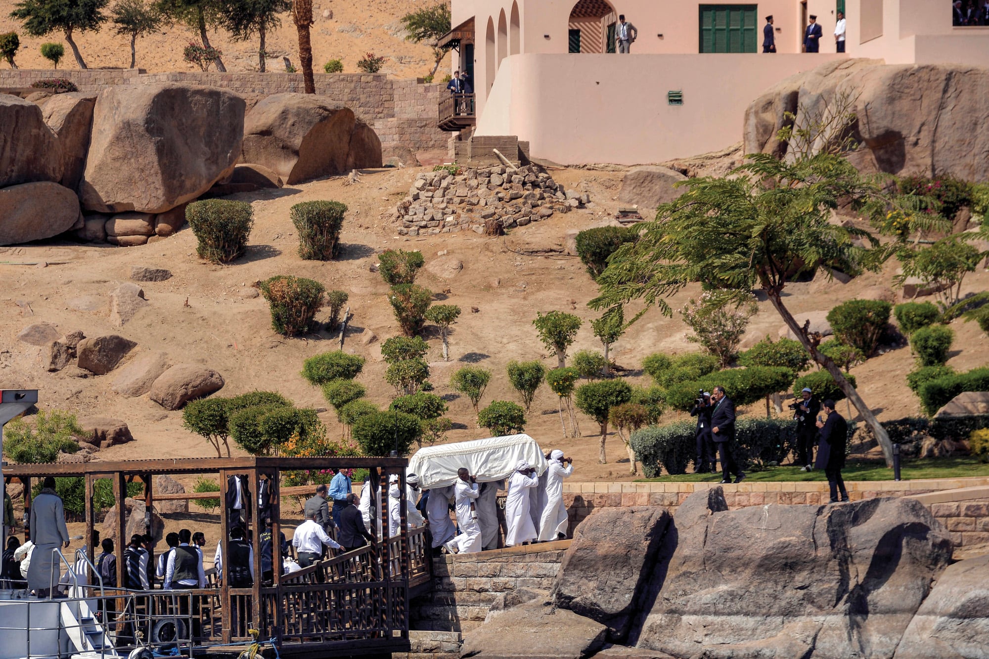 Domingo 9 de febrero, el féretro del 49° Imán y líder espiritual de los musulmanes chiitas ismaelitas se descargó del barco que lo trasladó de Portugal a Egipto y es llevado a pulso para ser enterrado en el mausoleo del Aga Khan, construido en la orilla occidental del río Nilo, en la ciudad de Asuán.