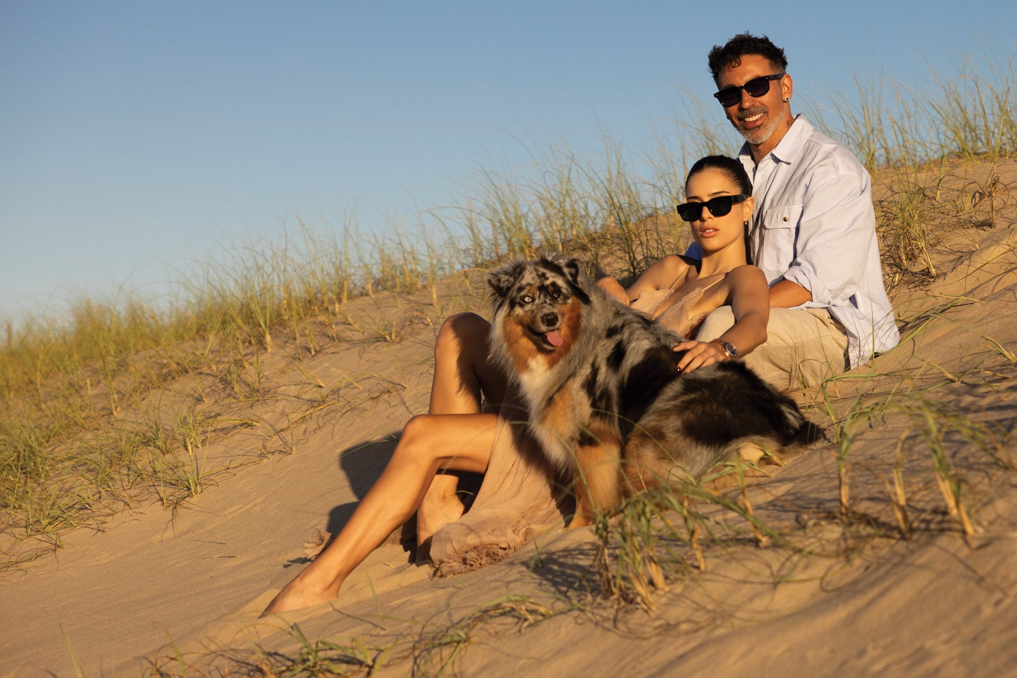 “Pocho” y Guada, disfrutando de la puesta del sol en la playa, custodiados por Mika.