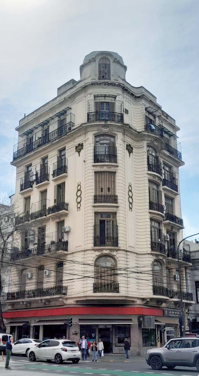 La esquina de Billinghurst y Av. Rivadavia, es otro ejemplo de obra en pie descabezada.