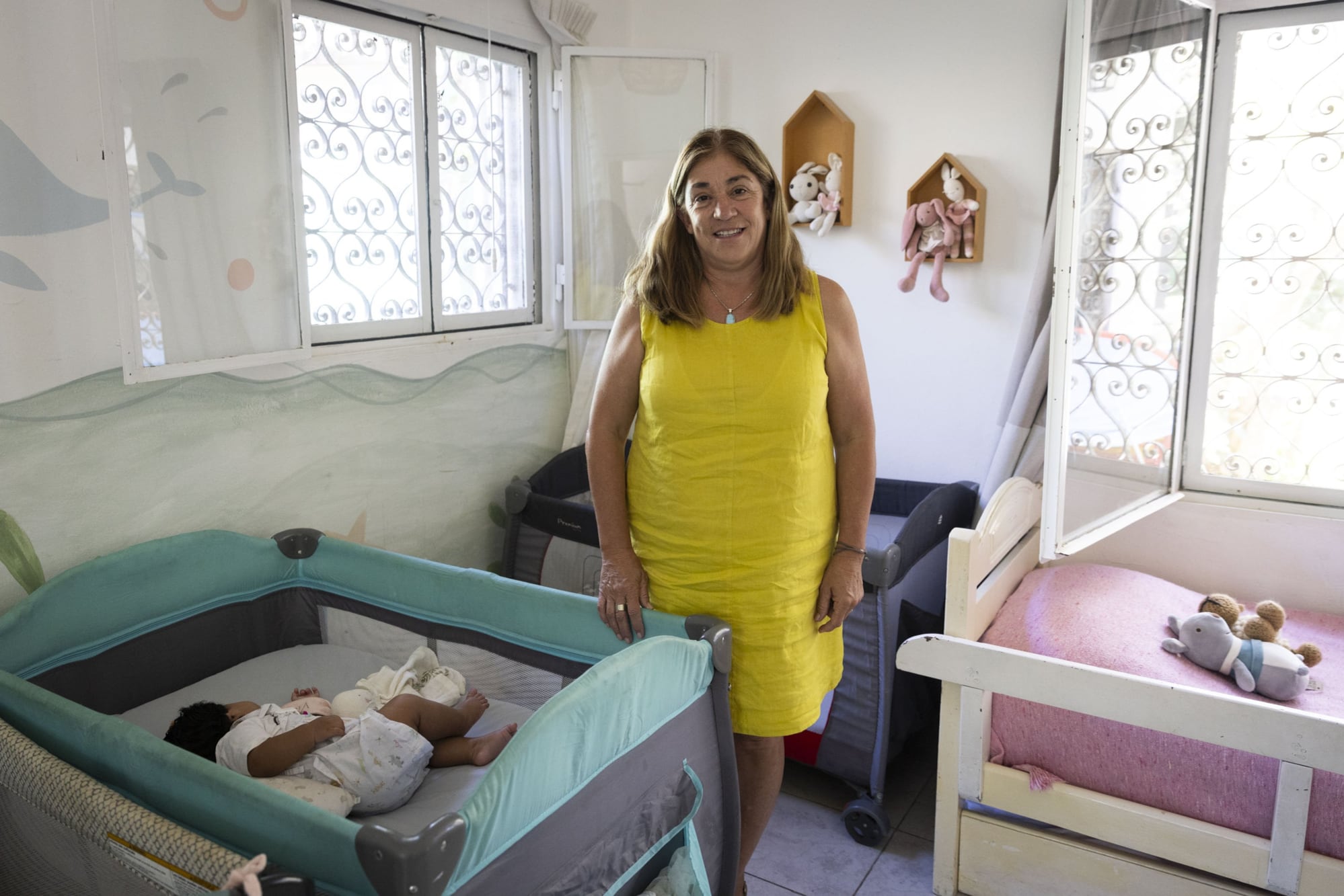 Sofía Paz en la habitación de los bebés; entre los 22 niños en guarda en el hogar, hay 14 de entre 0 y 2 años