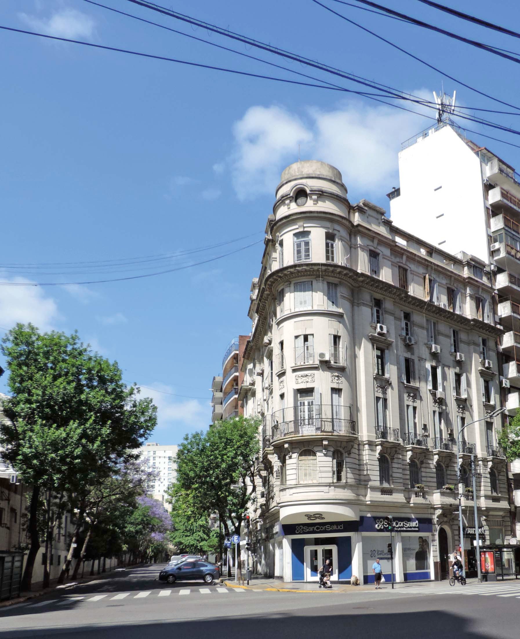 Esquina de Av. Las Heras y Sánchez de Bustamante (frente al Cemic), en cuya planta baja funcionó muchos años la farmacia Link.