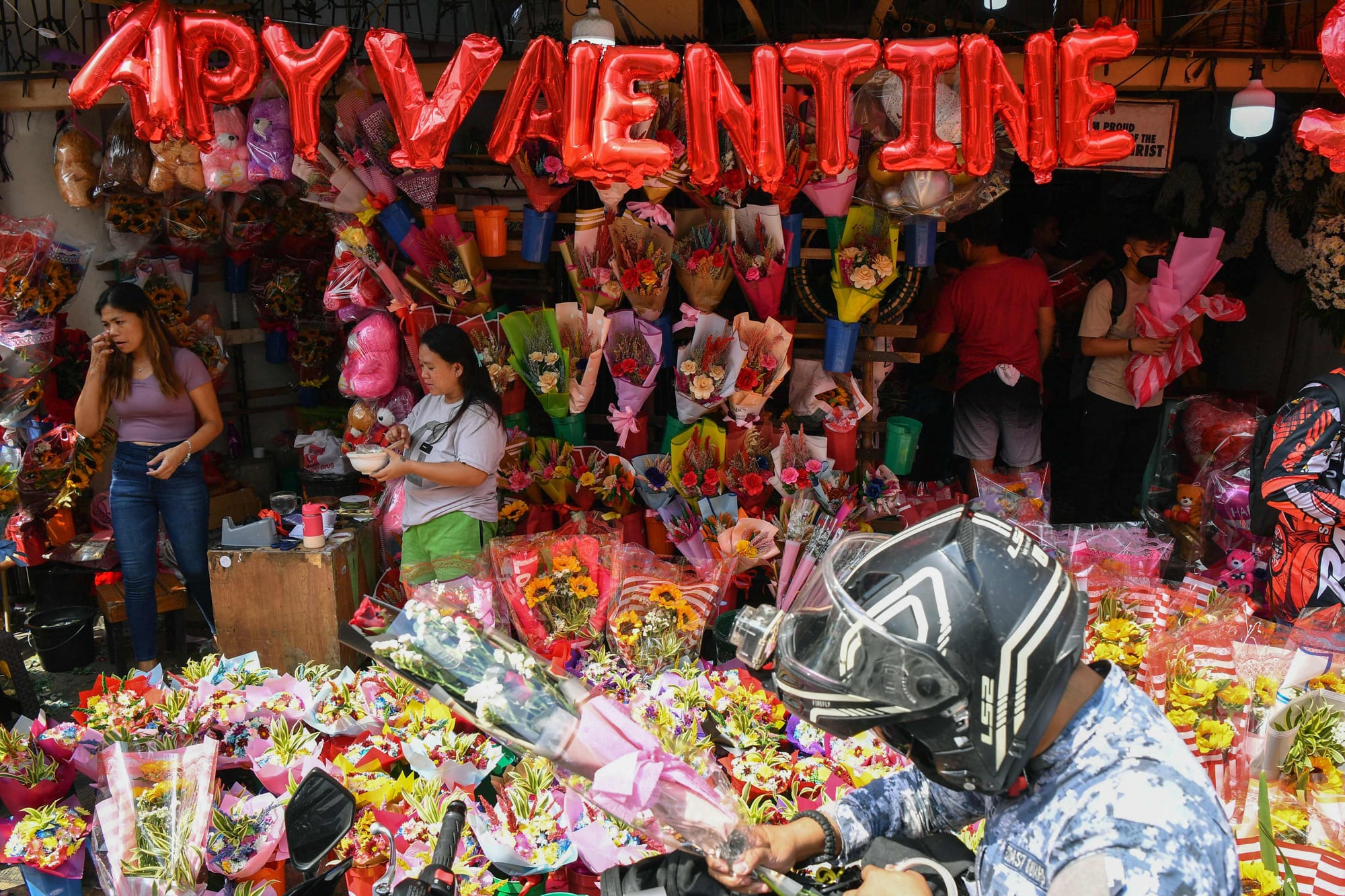 El 14 de febrero se celebra San Valentín en buena parte del mundo, como una fecha consagrada al amor y el romance (Photo by Ted ALJIBE / AFP)