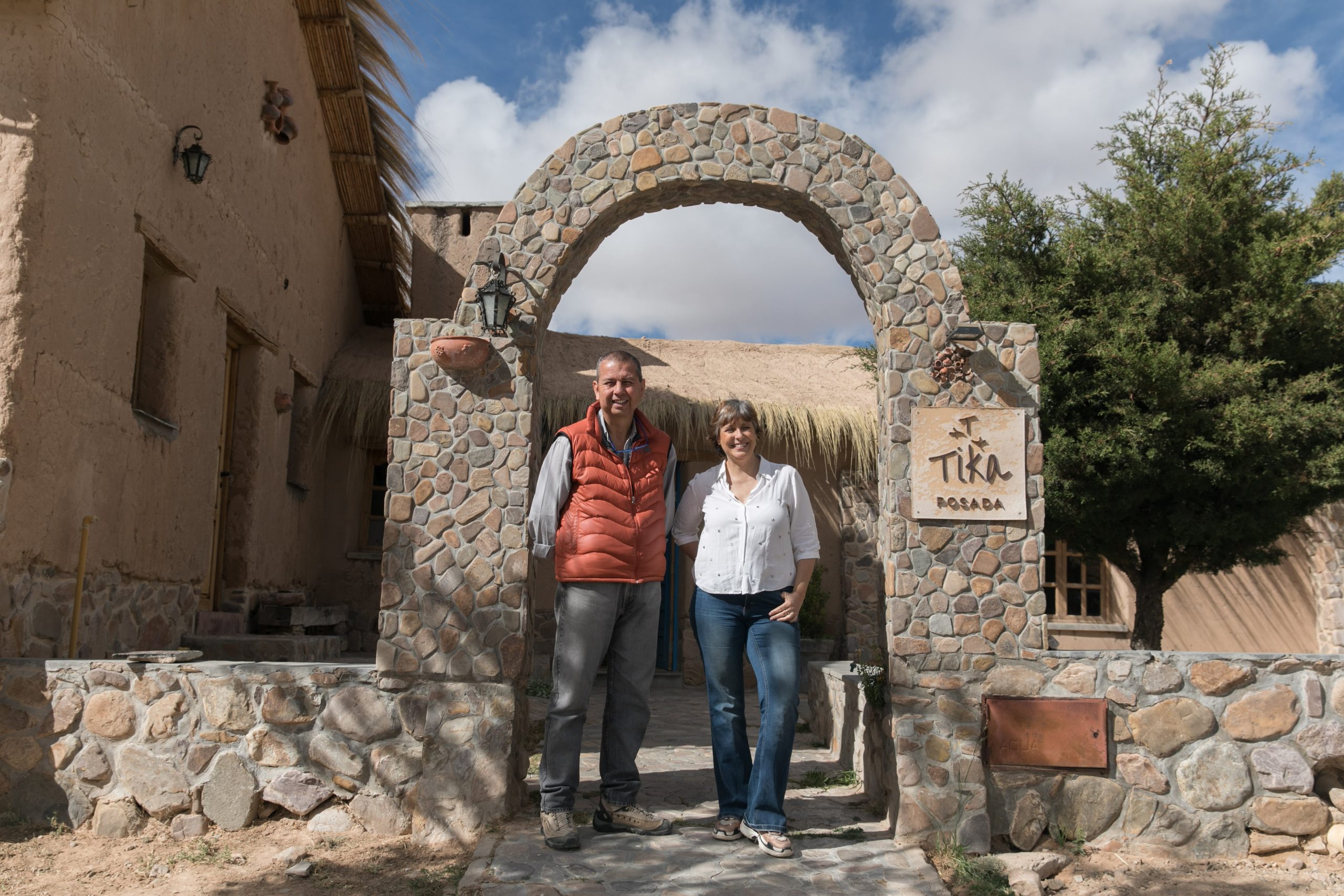 Los anfitriones de la Posada Tika, Gustavo Gaspar y Silvia Aluffi. Ella, una arquitecta cordobesa, y él un ingeniero de la capital jujeña.