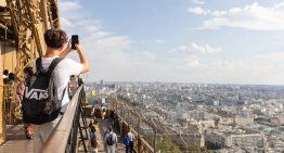 Torre Eiffel: por qué casi fue demolida, cómo la pintan, cuánto factura y más curiosidades del monumento más visitado del mundo